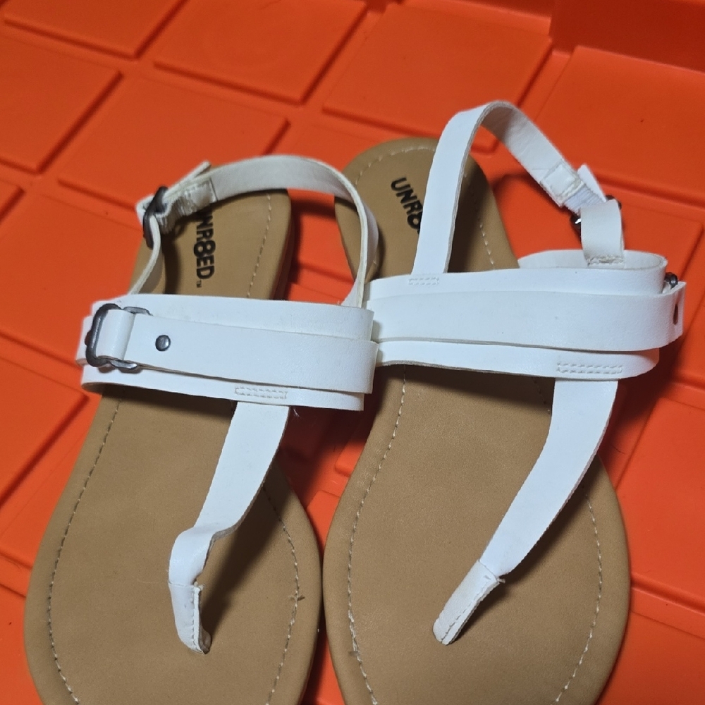UNRED Women's White Sandals
